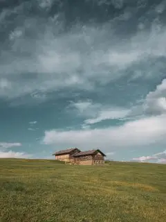 Quota, sole, panorami infiniti e la meraviglia dell’Alpe di Villandro. Niente grigliate oggi, solo tanta natura.

@stoeffl.huette 

#alpedivillandro #villanderalm #sudtirol #trekking #altoadigesüdtirol