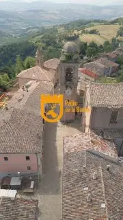 Udite udite, o cavalieri e madonne di Instagram! 📜✨

Mancano solo 24 ore allo scoccare dell’ora fatidica! Domani le porte del tempo si spalancheranno e Mondaino tornerà nel glorioso Rinascimento. Per ben 4 giorni e 4 notti tra fiumi di vino, sfide cortesi e sbandieratori molesti, celebreremo il Palio del Daino! 🎉

Preparate i vostri destrieri (o le vostre utilitarie), infilate i vostri abiti migliori e venite a fare baldoria con noi. Non fate i villani, vi aspettiamo! 🏹🏰